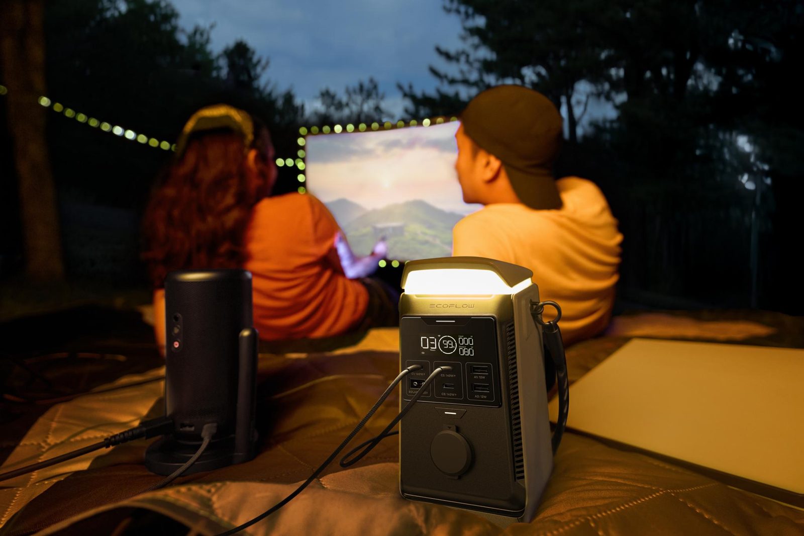 Станция EcoFlow TRAIL Plus 300 со встроенным фонарём питает проектор через USB-C во время вечернего кино на природе