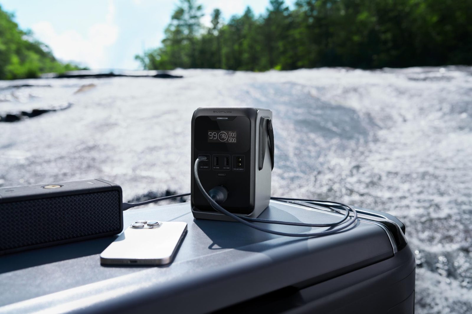 Станция EcoFlow TRAIL 300 заряжает смартфон и колонку на капоте автомобиля