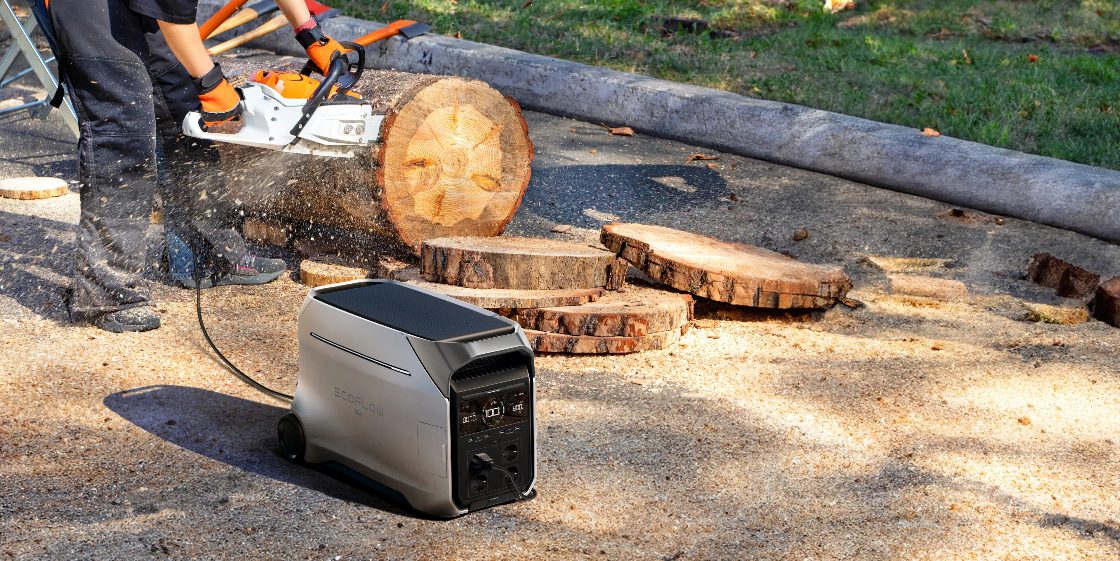 Электропила работает от зарядной станции EcoFlow DELTA Pro 3 с аккумулятором LiFePO4
