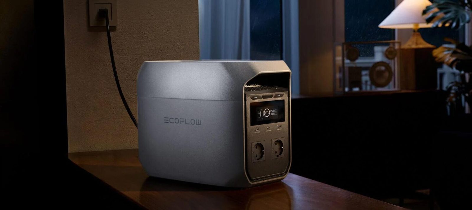 Зарядная станция EcoFlow DELTA 3 подключена к розетке в доме и работает в режиме ИБП