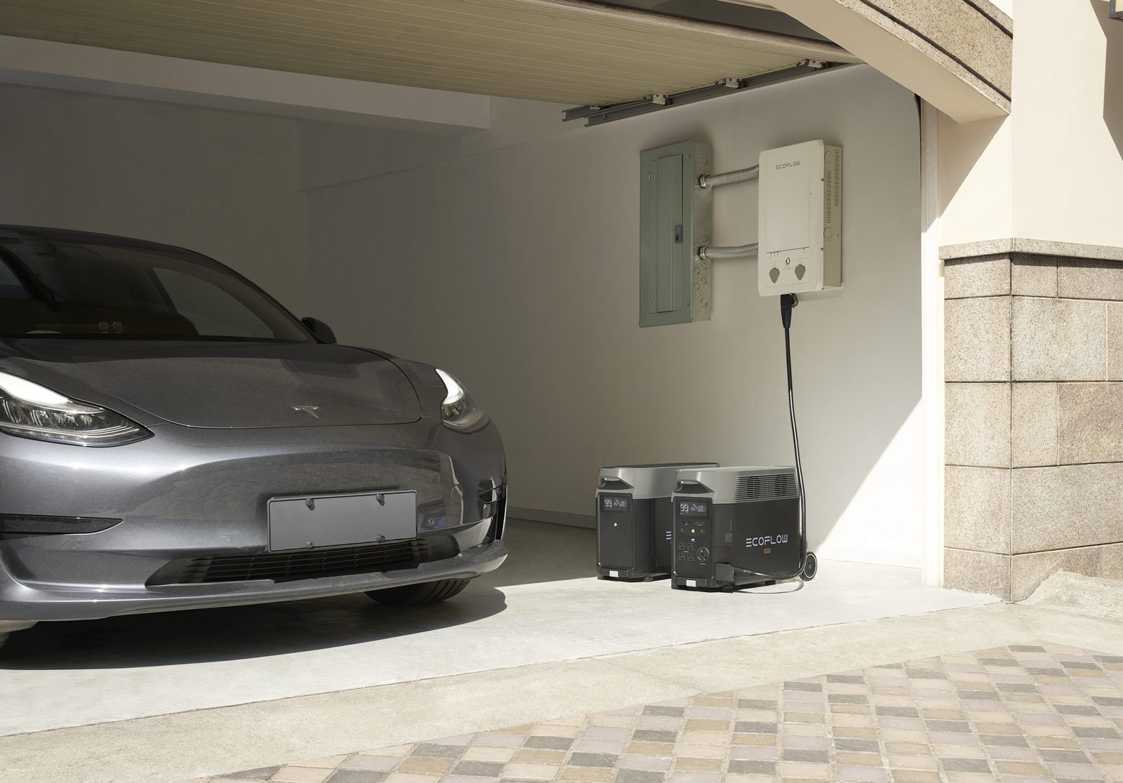 Зарядная станция EcoFlow с дополнительной батареей подключена к домашней сети в гараже