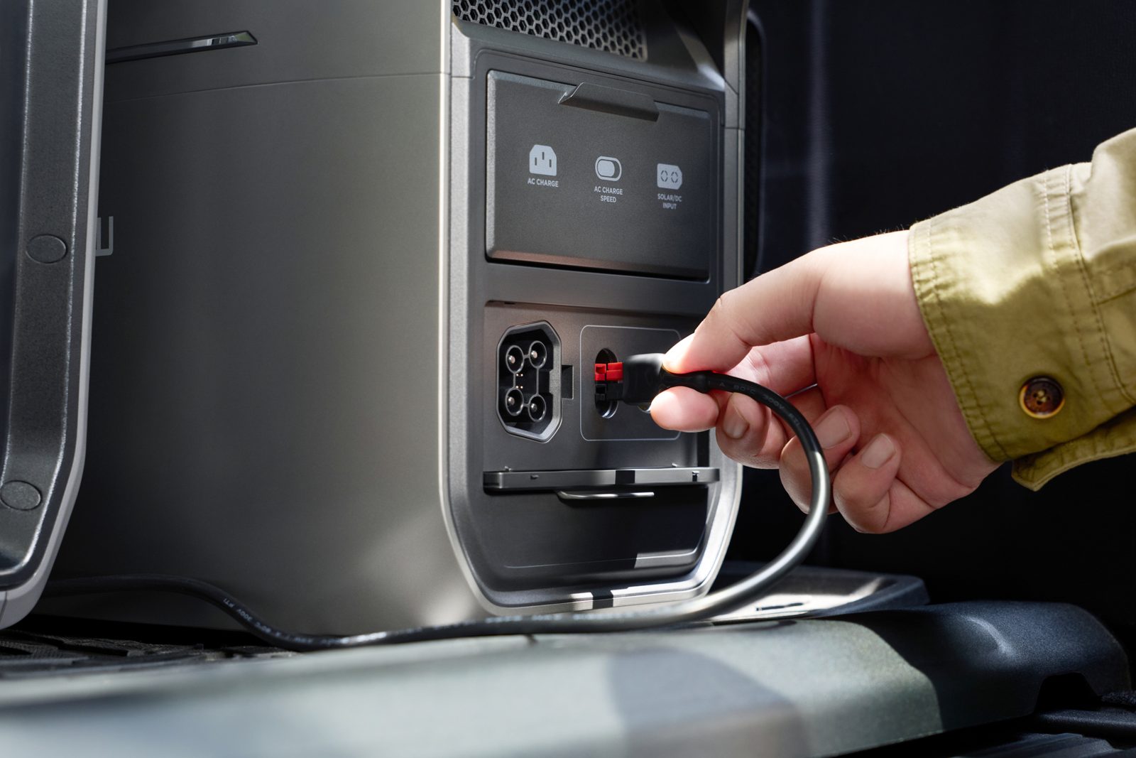 Подключение кабеля к солнечному входу зарядной станции EcoFlow DELTA Pro 3 рядом с разъёмом зарядки от сети